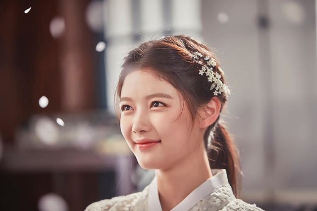 Kim Yoo-jung trong “Mây Họa Ánh Trăng”