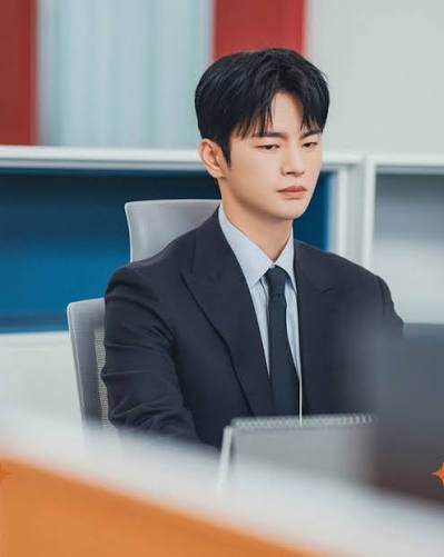 Seo In-guk trong tạo hình trưởng phòng Kang Si-woo Seo In-guk trong tạo hình trưởng phòng Kang Si-woo