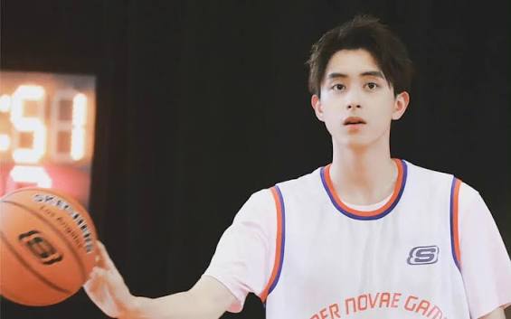 Ngao Thụy Bằng chơi bóng rổ Ngao Thụy Bằng chơi bóng rổ
