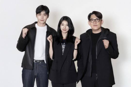 Kim Seon-ho, Suzy và đạo diễn Han Jae-rim tại buổi công bố dự án Kim Seon-ho, Suzy và đạo diễn Han Jae-rim tại buổi công bố dự án