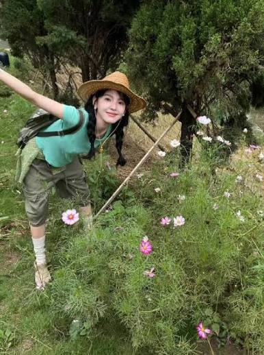 Chương Nhược Nam trong vlog du lịch Quý Châu Chương Nhược Nam trong vlog du lịch Quý Châu