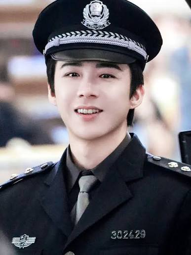 Lưu Vũ Ninh trong trang phục cảnh sát