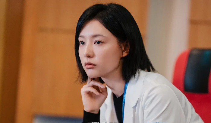 Kim Ji Won trong vai bác sĩ Gye Soo Jung, phim “Doctor X: Kỷ Nguyên Mafia Áo Trắng”
