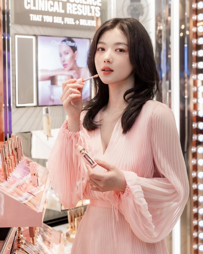 Kim Yoo-jung hiện tại