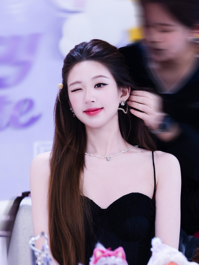 Triệu Lộ Tư giao lưu với fan