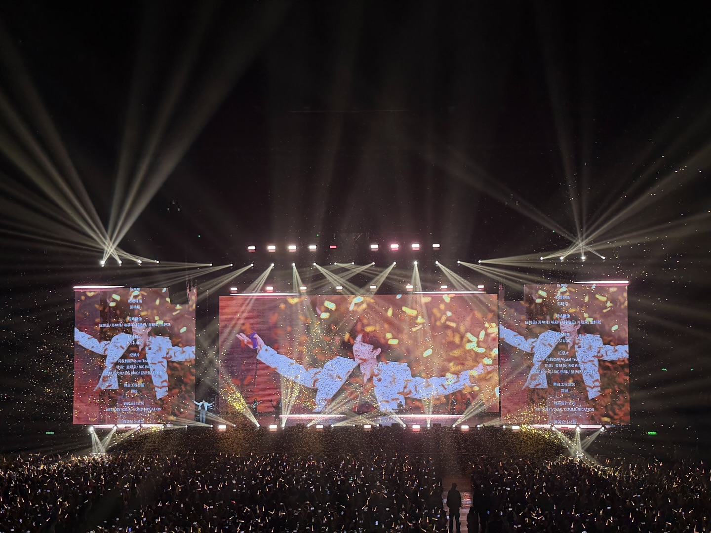 Lưu Vũ Ninh trên sân khấu chuỗi concert lần hai Lưu Vũ Ninh trên sân khấu chuỗi concert lần hai